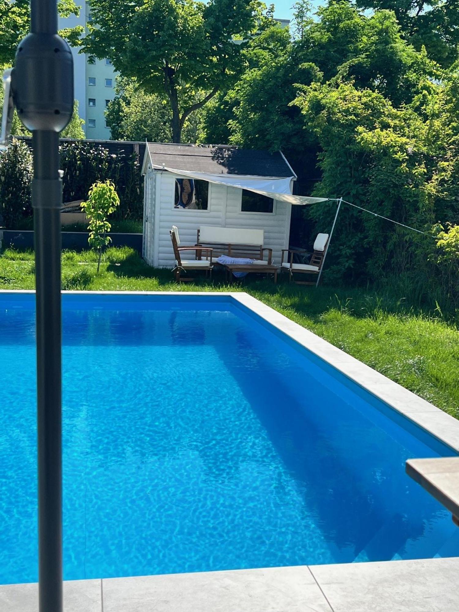 Jaeger Mit Pool In Villa *