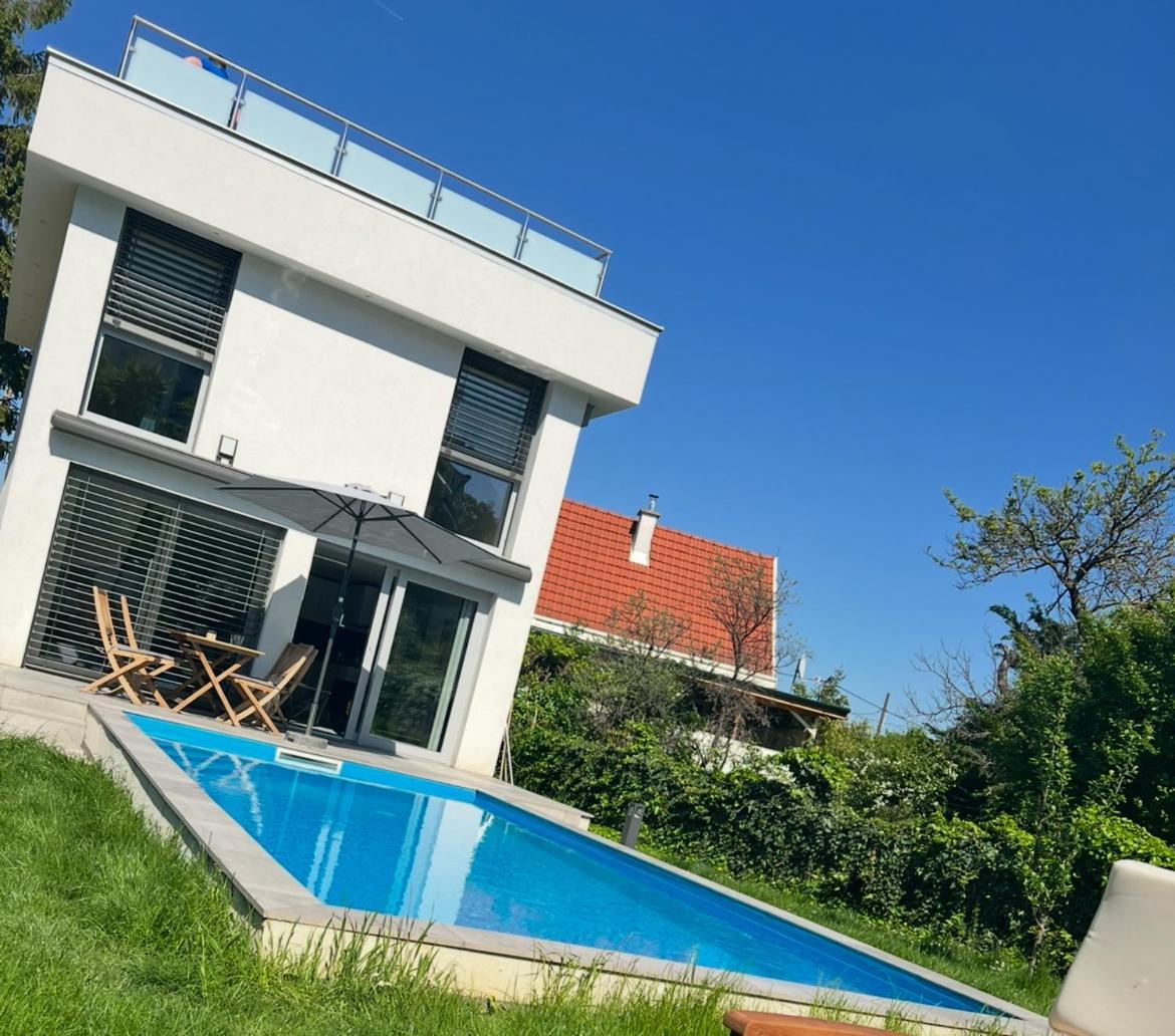 Villa Jaeger Mit Pool In *